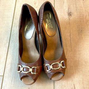 Never worn Aerosoles Heels brown